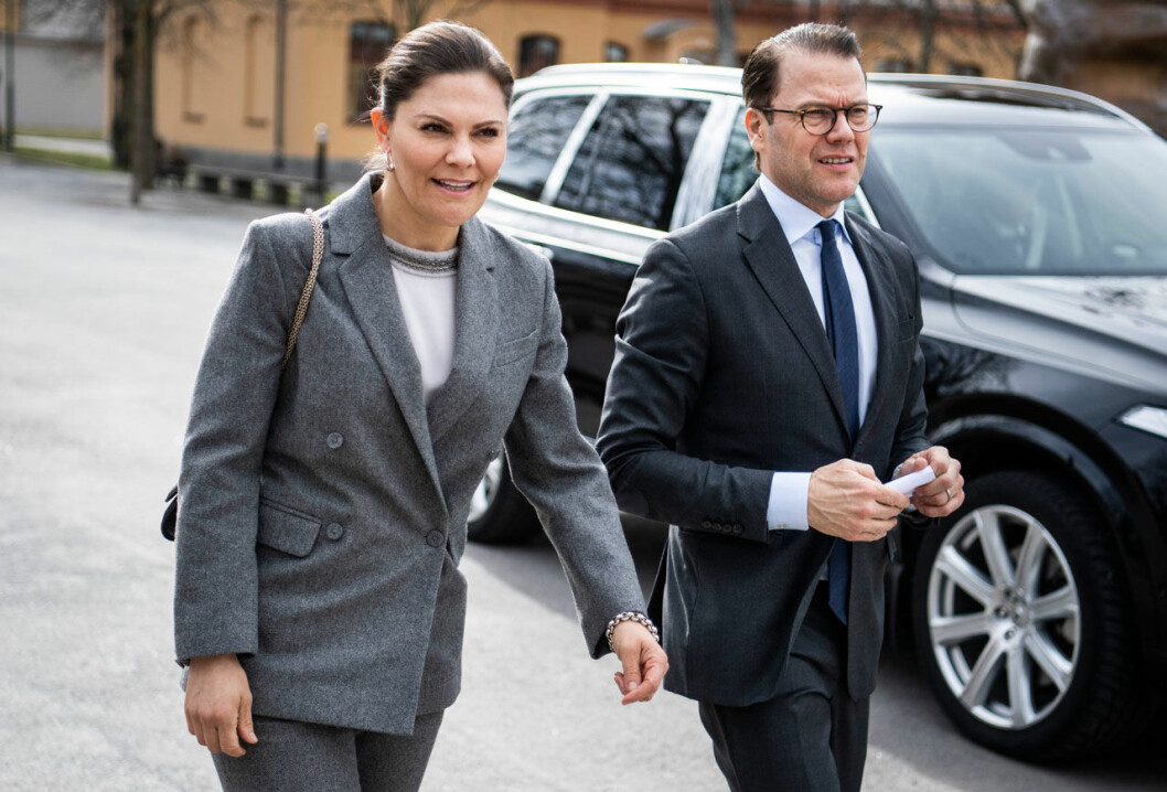 På väg mot Albanova på KTH. Kronprinsessan Victoria och prins Daniel besöker Albanova på KTH.