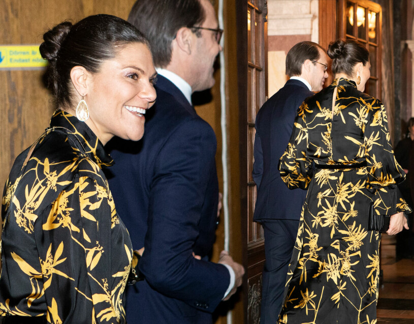 Det lyste om kronprinsessan Victoria! För kvällen i en klänning från Dagmar. Kronprinsessan Victoria i gul och svart mönstrad klänning från Dagmar