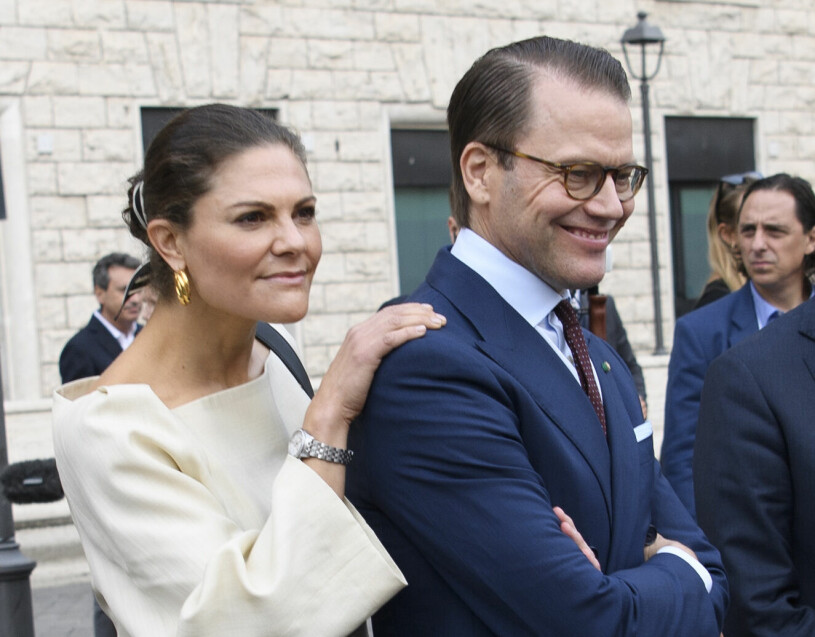 Lite kunglig värme på torget San Silvestro i Rom. Kronprinsessan Victoria Prins Daniel San Silvestro Rom