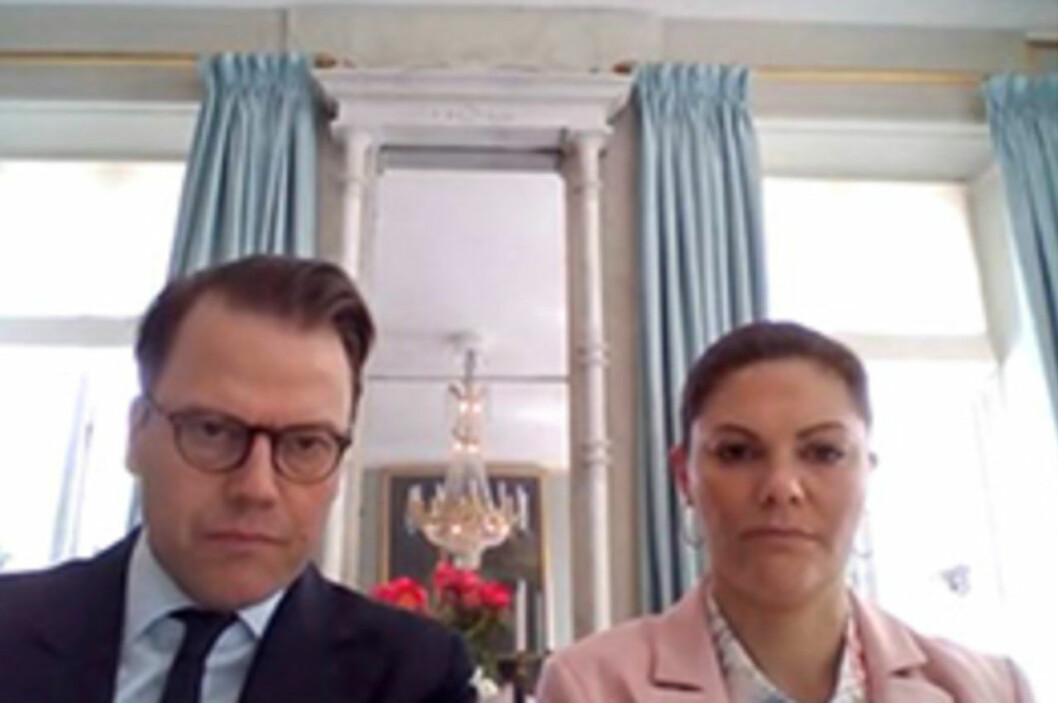 Kungen bjöd på sitt finaste leende! Kronprinsessan Victoria och prins Daniel har videomöte i matsalen på Haga slott.