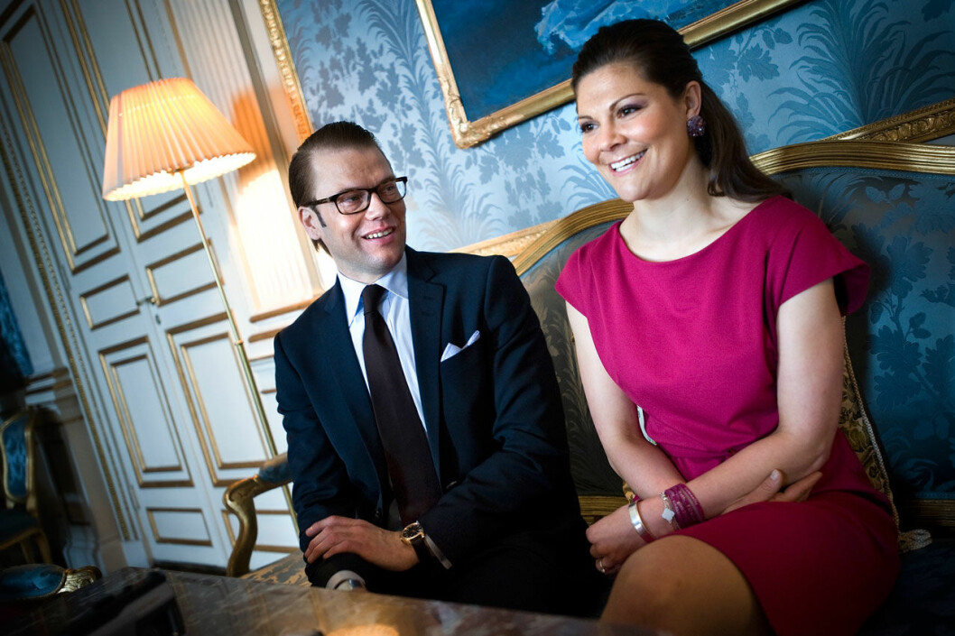2010. En lite avvaktande Daniel vid Victorias sida. Prins Daniel och kronprinsessan Victoria 2010.