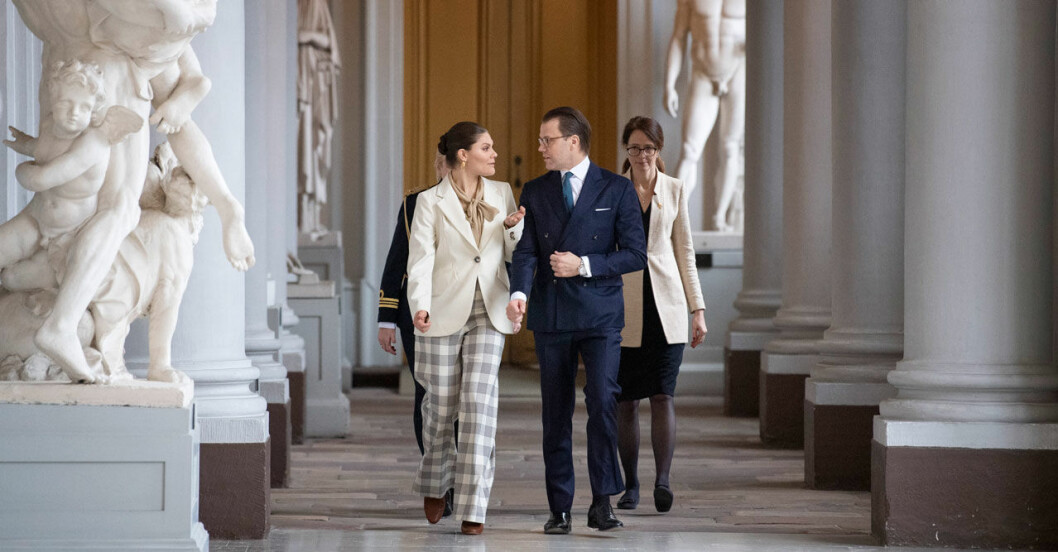 Mycket osäkerhet de närmaste veckorna, även på Kungliga slottet. Kronprinsessan Victoria och prins Daniel på slottet under coronakrisen.