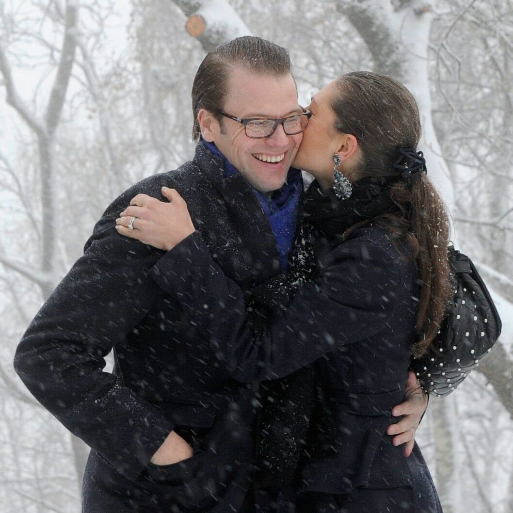 Kronprinsessan Victoria kysser prins .Daniel