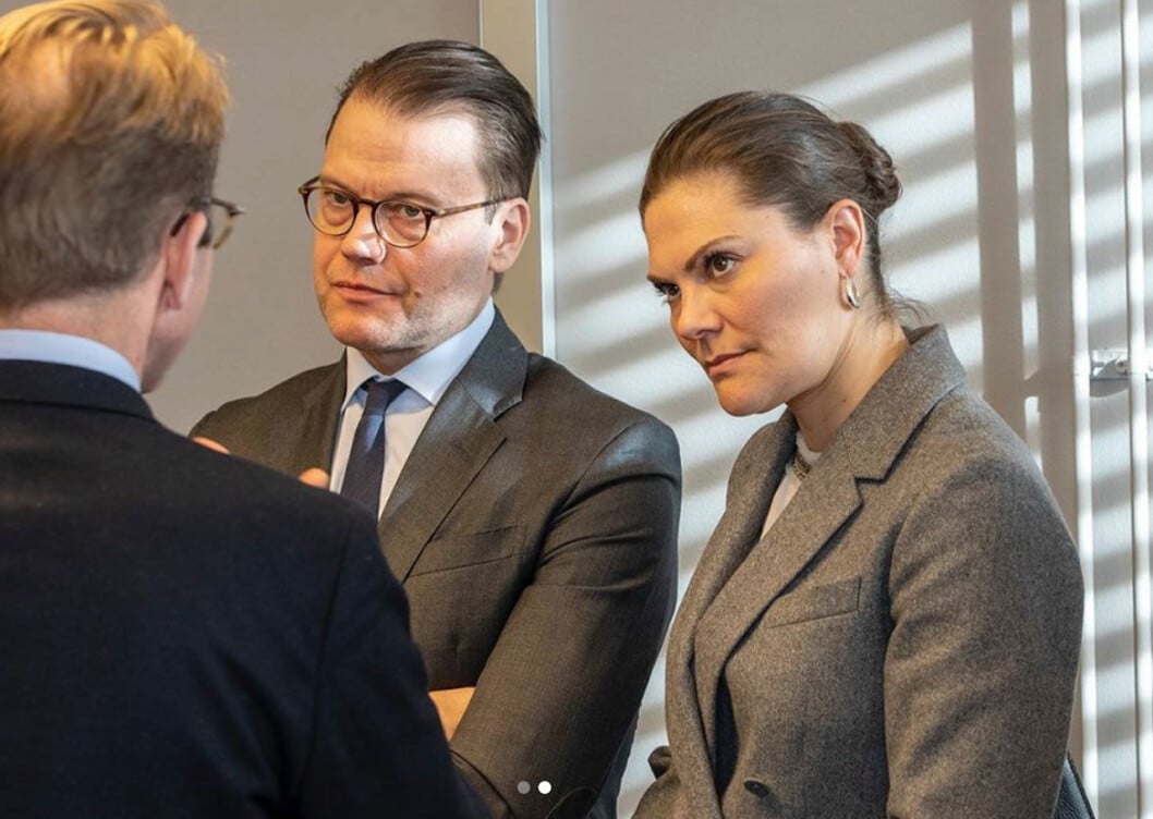 Kronprinsessparet med Region Stockholms hälso- och sjukvårdsdirektör Björn Eriksson, som bara ett par timmar senare gick ut med det dramatiska beskedet att 18 personer i Stockholm avlidit bara det senaste dygnet: ”För fem dagar sedan sa jag att en storm är på väg, och nu är stormen här.” Kronprinsessparet i samtal med Region Stockholms hälso- och sjukvårdsdirektör Björn Eriksson.
