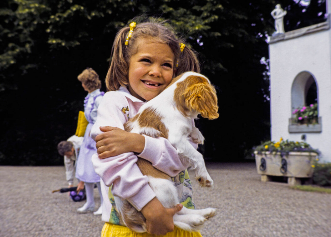 Sjuåriga Victoria på Solliden med sin Sissi. Kronprinsessan Victoria 1984 med sin cavalier king charles spaniel Sissi