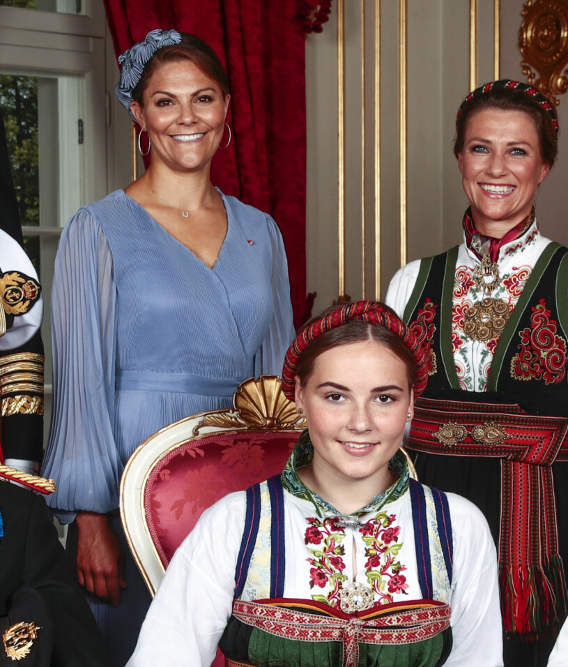Gudmor Victoria på prinsessan Ingrid Alexandras konfirmation för två år sedan. Till höger prinsessan Märtha Louise. Bandet svenska norska kungafamiljen Prinsessan Märtha Louise Kronprinsessan Victoria på prinsessan Ingrid Alexandras konfirmation 2019 Gudmor guddotter
