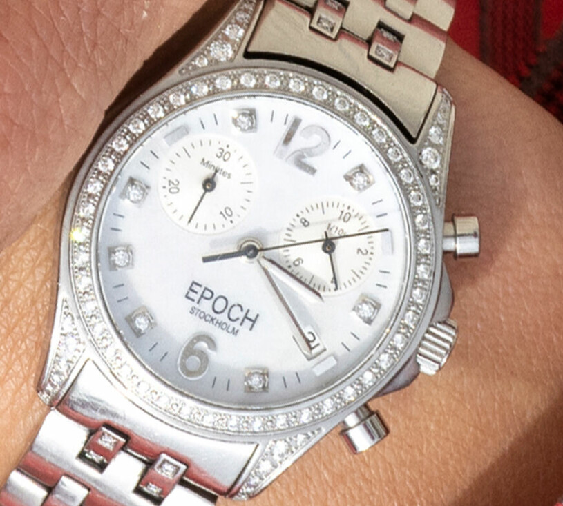Numera är det många som har koll på tiden med hjälp av mobilen – men Victoria håller stilen med sitt flotta armbandsur. Kronprinsessan Victorias klocka armbandsur från svenska Epoch