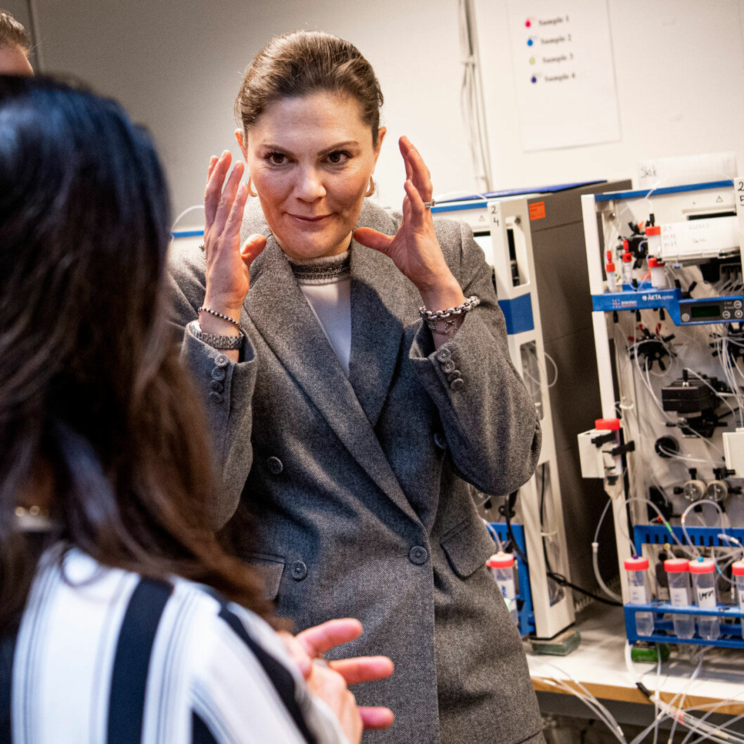 Victoria var djupt fokuserad. Kronprinsessan Victoria och prins Daniel besöker Albanova på KTH.