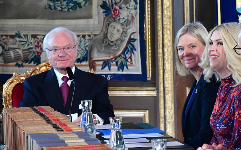Kungen med en glad Magdalena Andersson – Sveriges nya regeringschef. Kungen Statsminister Magdalena Andersson Skifteskonseljen på slottet Lena Hallengren