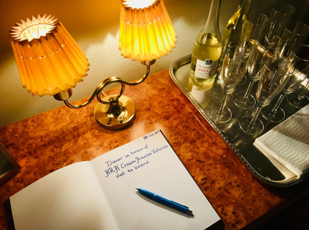 Gästboken – och champagnen – var redo. Gästboken hemma hos Håkan Juholt, Sveriges ambassadör på Island.