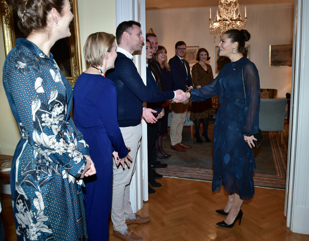 Många händer att skaka! Kronprinsessan skakar hand med gästerna på svenska ambassaden.