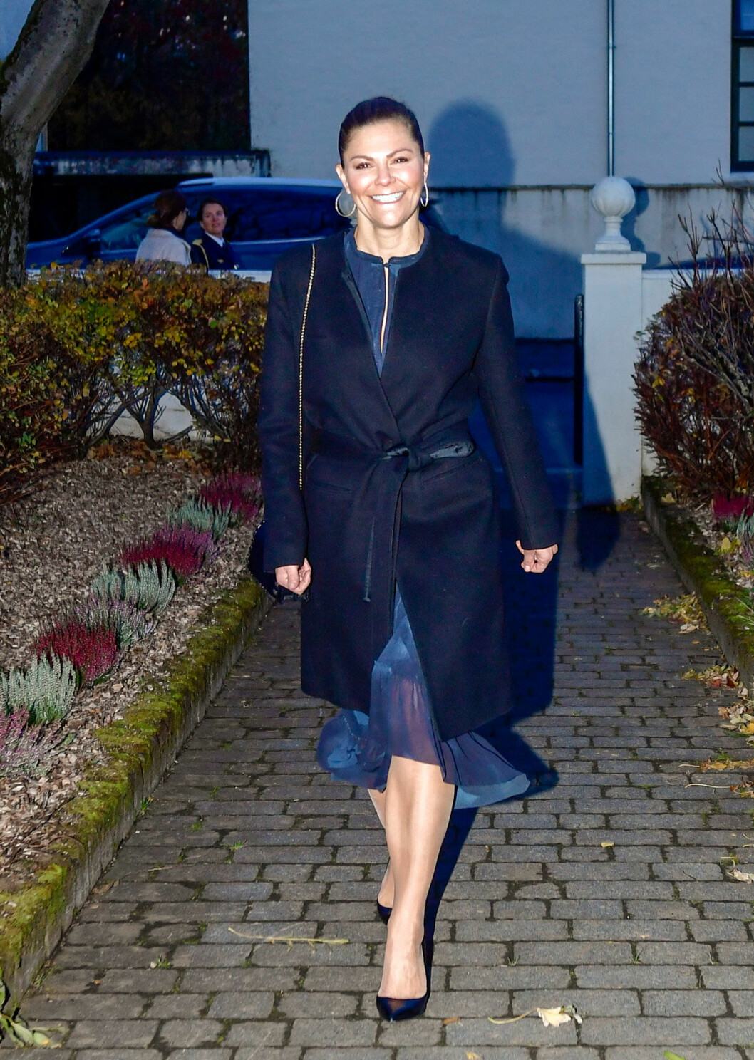 Victoria tog en kort kvällspromenad från presidentens gästhus på Laufásvegur. Kronprinsessan Victoria anländer till Håkan Juholts middag.