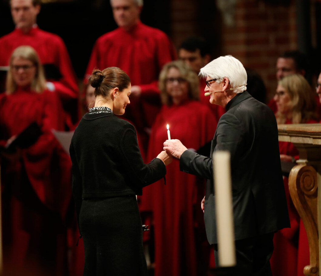 Ett ljus till minne. Kronprinsessan Victoria och domprost Hans Ulfvebrand vid minnesstunden i Storkyrkan.