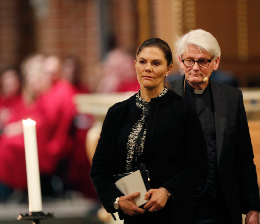 Victoria var djupt gripen av stundens allvar. Här med domprost Hans Ulfvebrand. Kronprinsessan Victoria och domprost Hans Ulfvebrand vid minnesstunden i Storkyrkan.