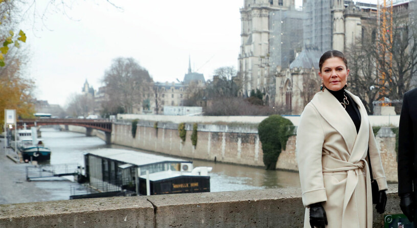 Victoria utanför Notre Dame tidigare i dag. Kronprinsessan Victoria Notre Dame Seine Paris