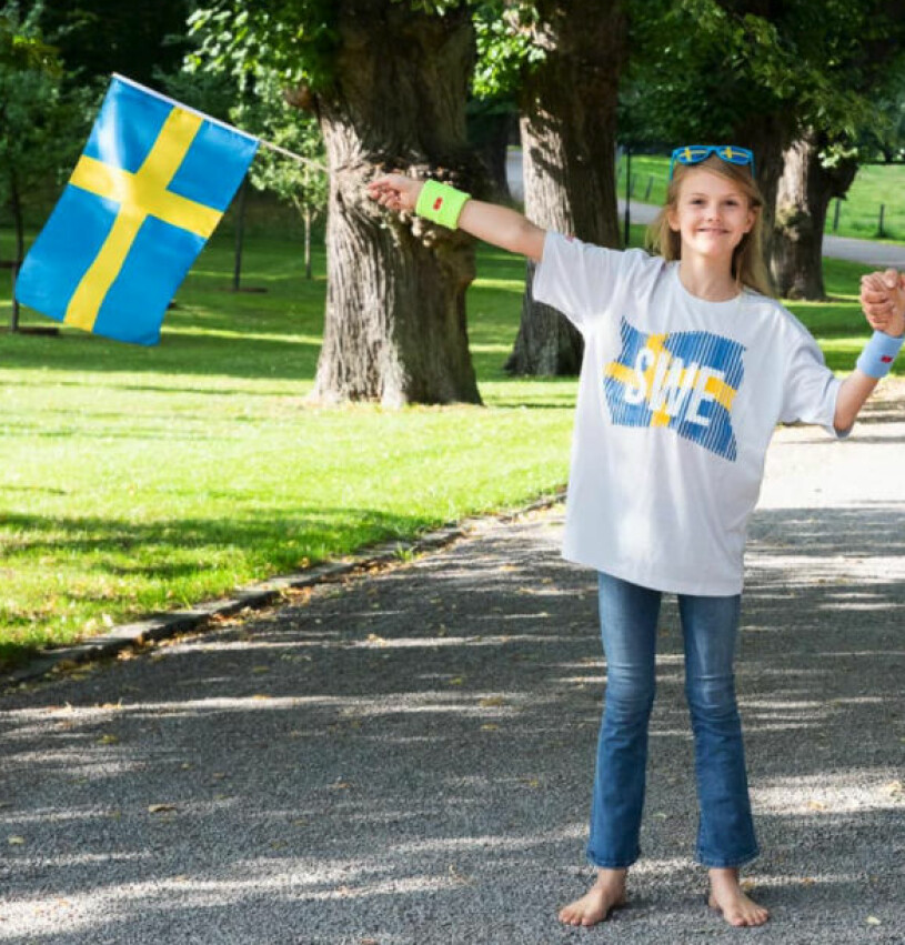 Prinsessan Estelle med svensk flagga på Haga