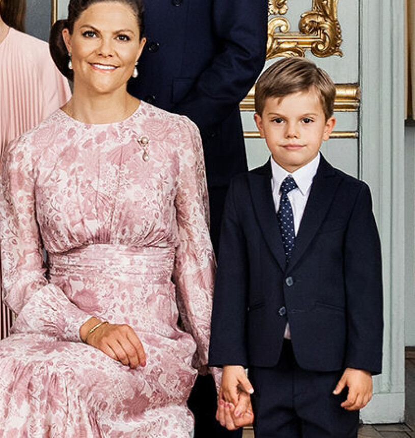 Prins Oscar kliver in i skolans värd. I nästa vecka börjar han i nollan, eller som det egentligen heter: Förskoleklass. Kronprinsessan Victoria och prins Oscar