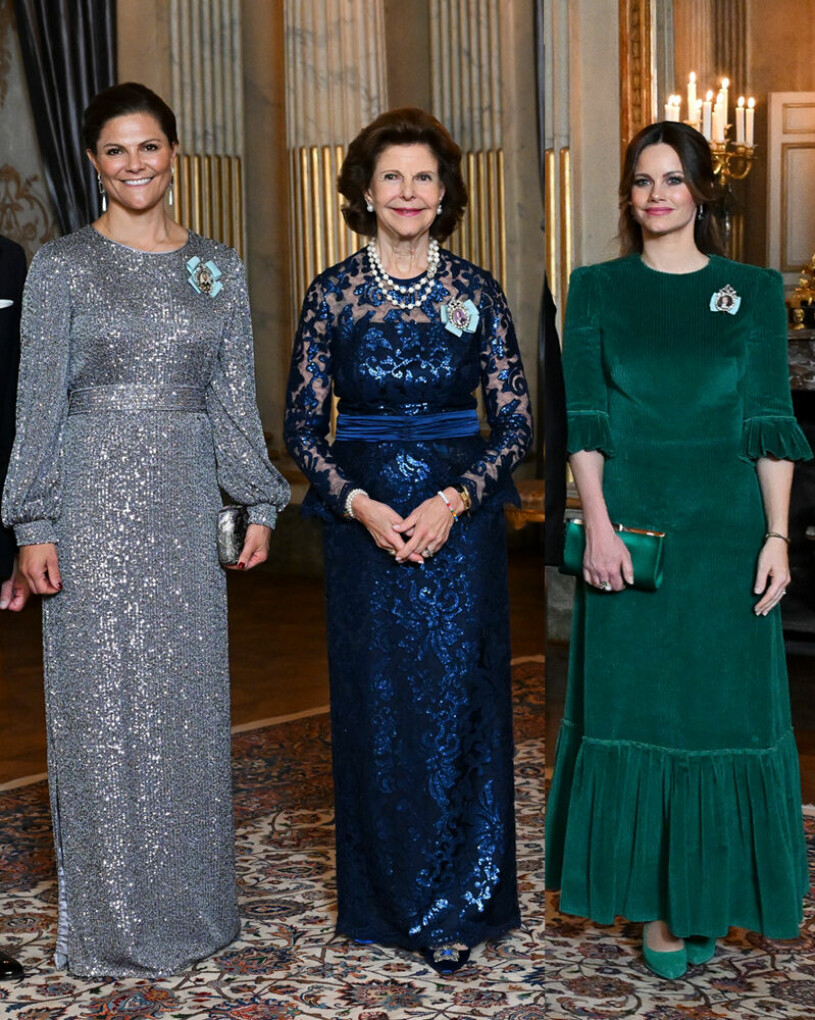 Silver på Victoria och juvelfärger på drottning Silvia och prinsessan Sofia. Kronprinsessan Victoria, drottning Silva och prinsessan Sofia på riksdagssupén 2022