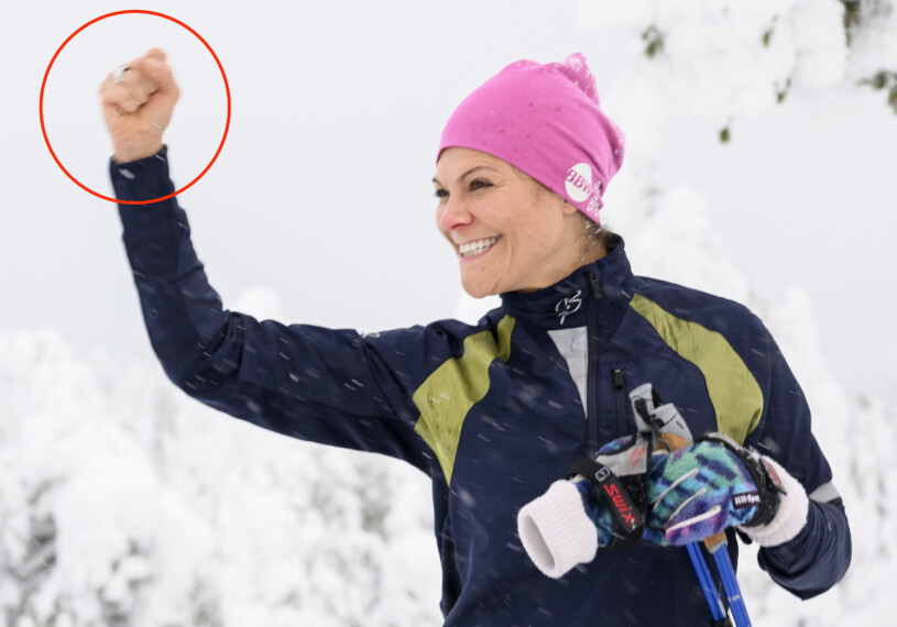 Kronprinsessan Victoria i skidspåret i måndags, med techringen på fingret. Kronprinsessan Victoria åker skidor i Sälen med en en techring på fingret