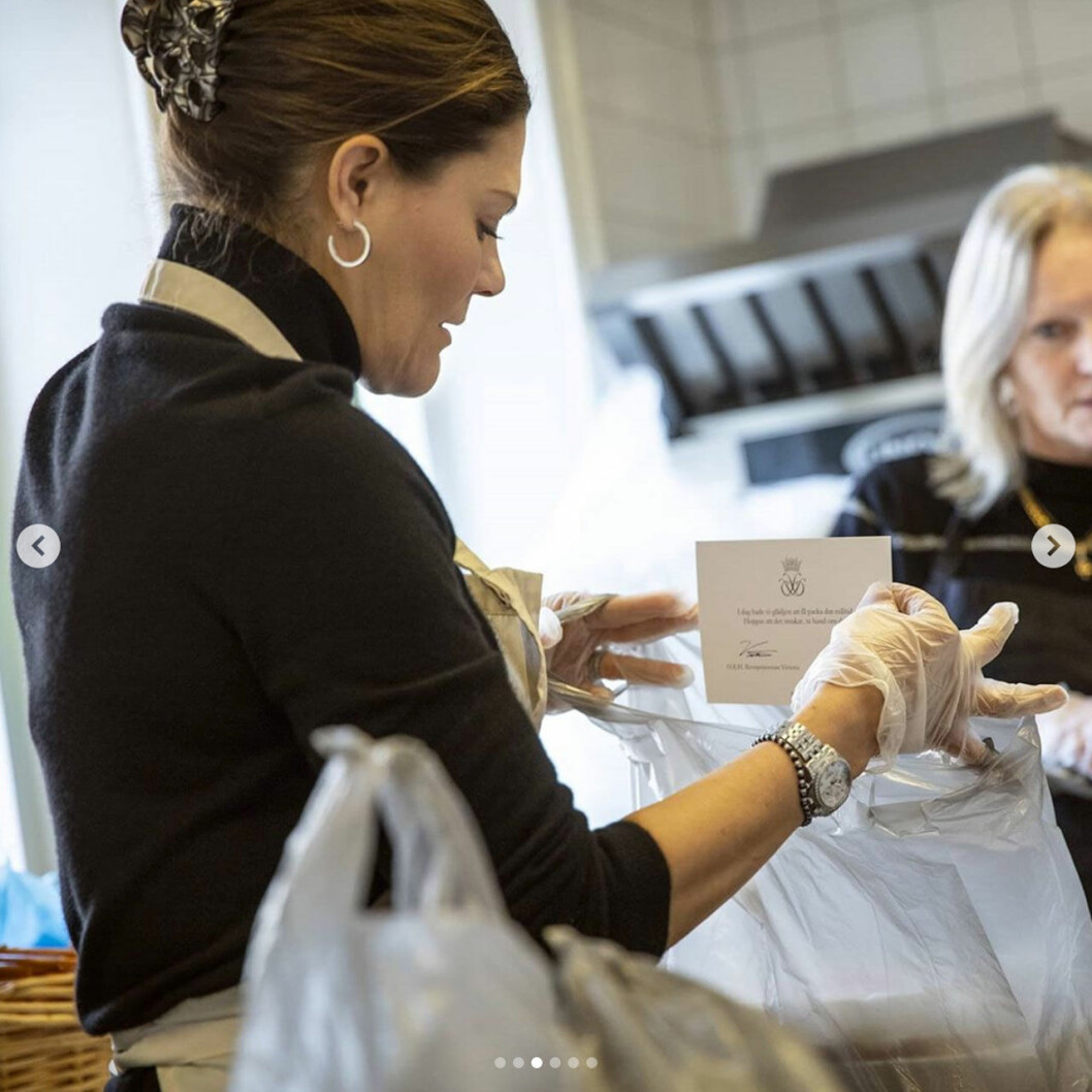 Victoria stoppade ner ett kort i varje påse. Kronprinsessan Victoria hos Stockholms Stadsmission.