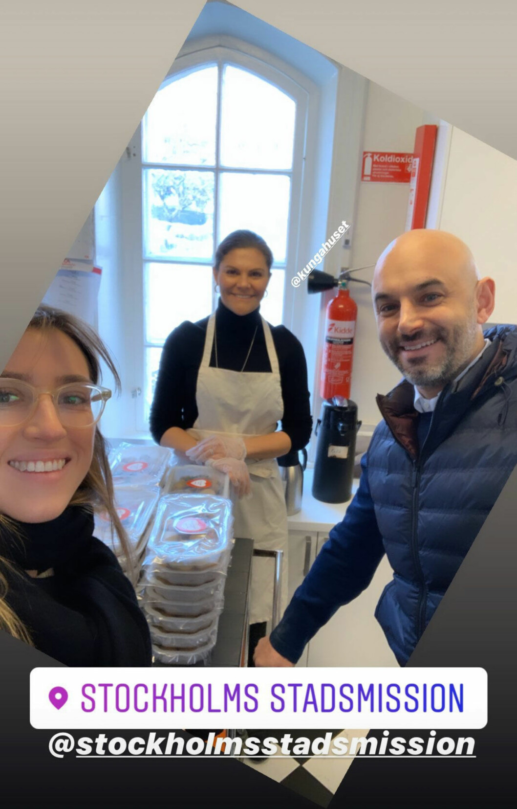 Kronprinsessan Victoria delar ut matlådor hos Stockholms Stadsmission.