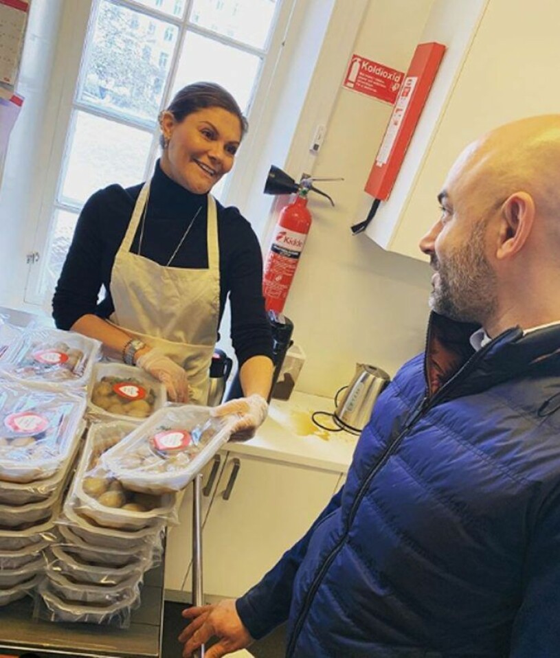 Kronprinsessan Victoria volontär Delar ut matpaket Träffpunkt St Paul Stockholms stadsmission