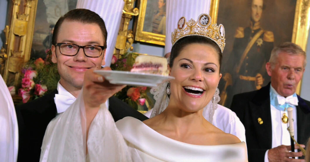 Oförglömlig! Kronprinsessan Victoria på väg att smaka på sin bröllopstårta.
