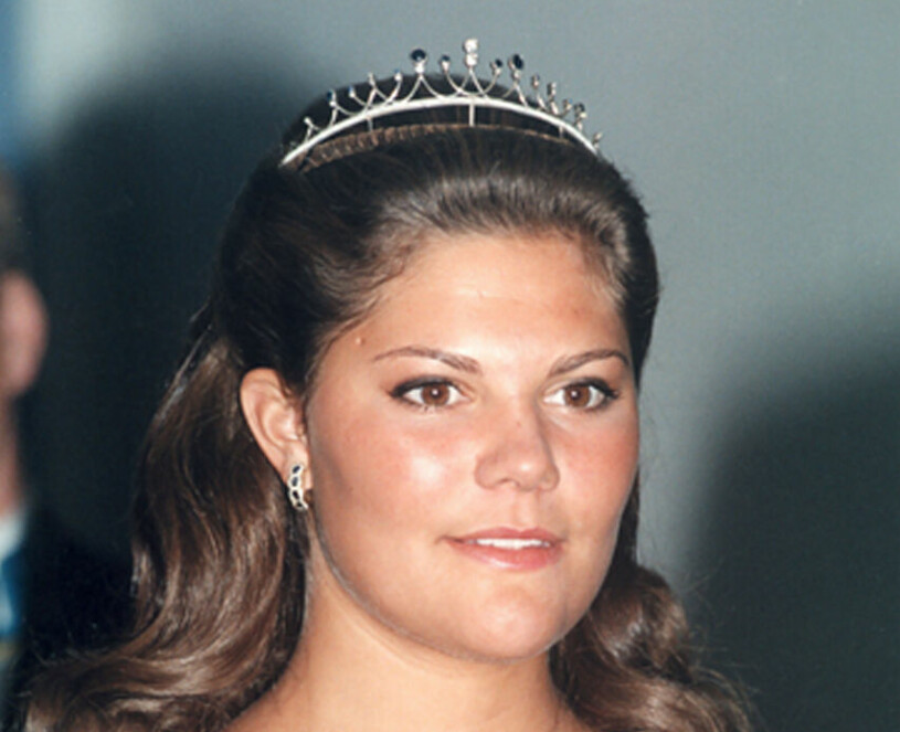 Kronprinsessan Victoria tiara-debuterade i detta mycket diskreta och lättburna safirdiadem. Sen dess har vi inte sett det – kanske ligger det och väntar på Estelle? Kronprinsessan Victoria i sin första tiara