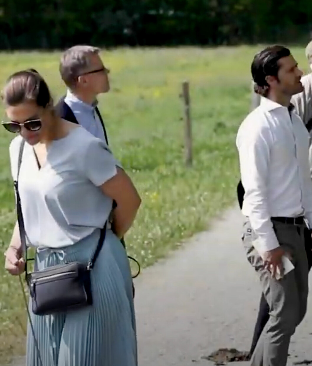 Det är inte helt lätt att vakta en valp och jobba samtidigt! Kronprinsessan Victoria med valpen Rio i kopplet.