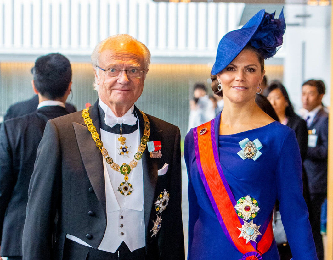 Sida vid sida i Tokyo. Kungen och kronprinsessan Victoria i Tokyo.