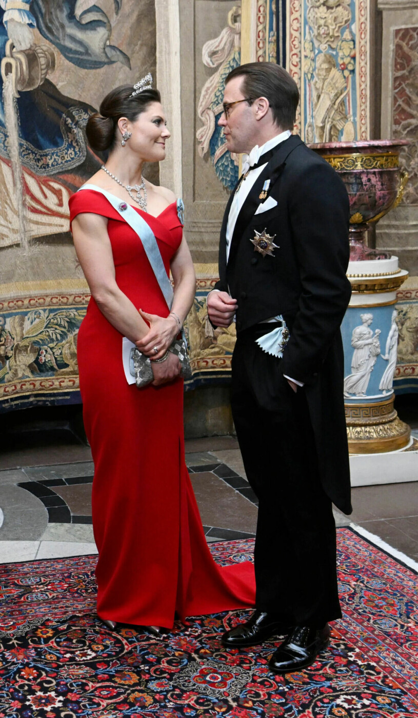 En bild säger mer en tusen ord! Kronprinsessan Victoria och prins Daniel i slottet 2022