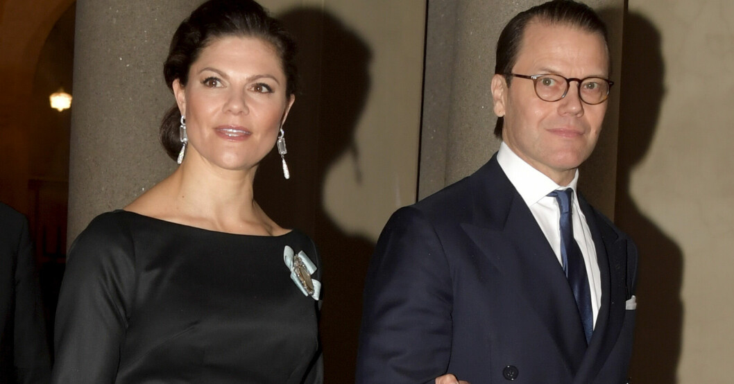 Kronprinsessan Victoria och prins Daniel anländer till Nobelprisutdelningen på fredagskvällen.