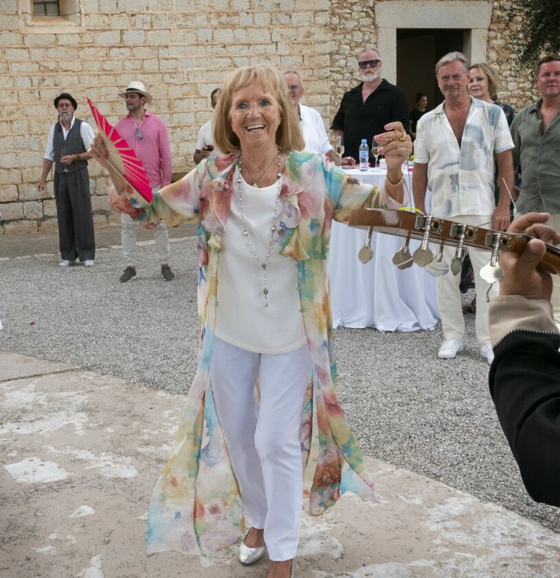 Värdinnan själv: Teaterdrottningen Vicky von der Lancken. Vicky von der Lancken under sin 80-årsfest på Mallorca