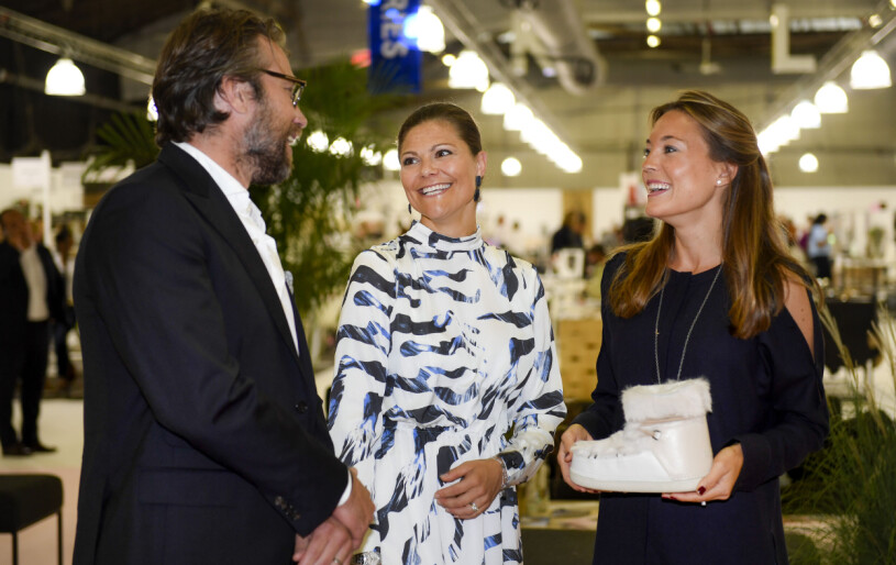 Victoria med Foppa och Nicole vid en Inuikii-lansering.