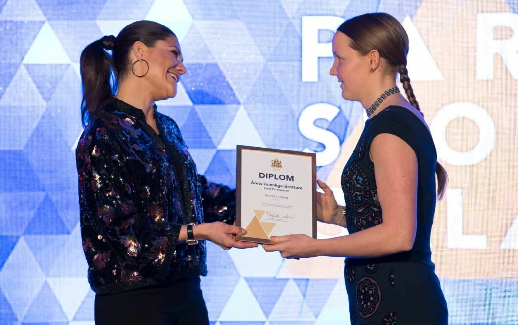 Kronprinsessan delade ut pris till simmerskan Pernilla Lindberg. kronprinsessan victoria parasport