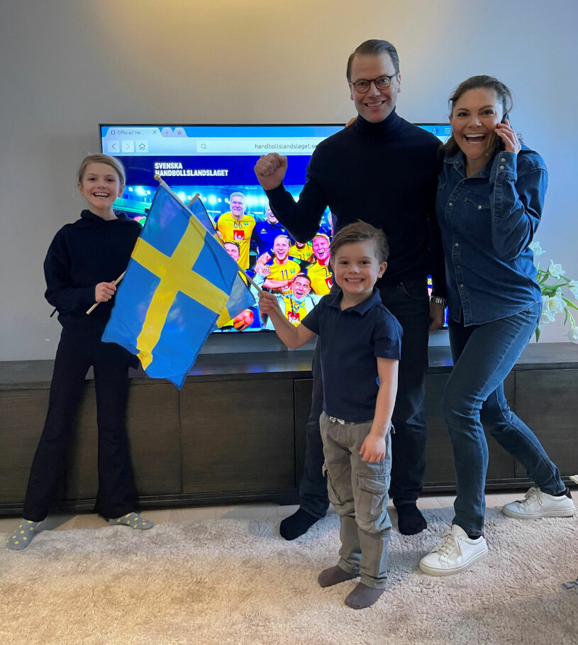 Victoria, Daniel, Oscar och Estelle hejade på svenska handbollslandslaget hemifrån sitt tv-rum på Haga slott.