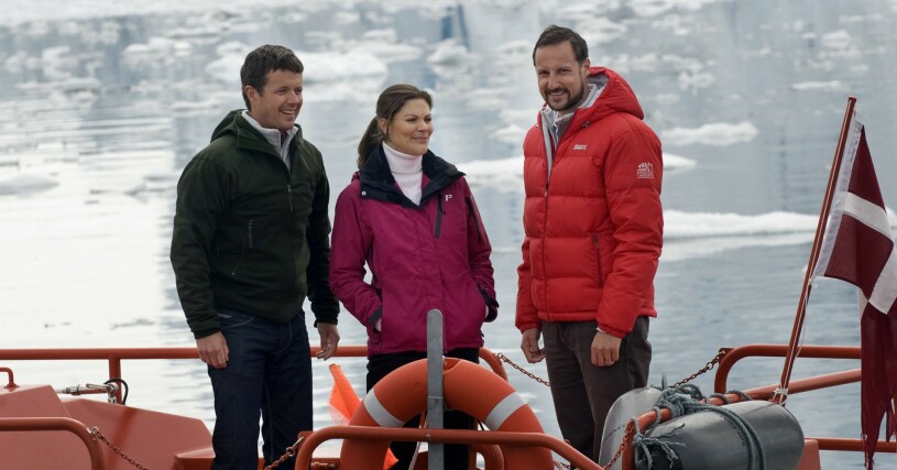 Våren 2009, samma dag som Daniel fick en ny njure, var Victoria på Grönland med vännerna och kollegorna Frederik och Haakon. Victoria, Frederik och Haakon
