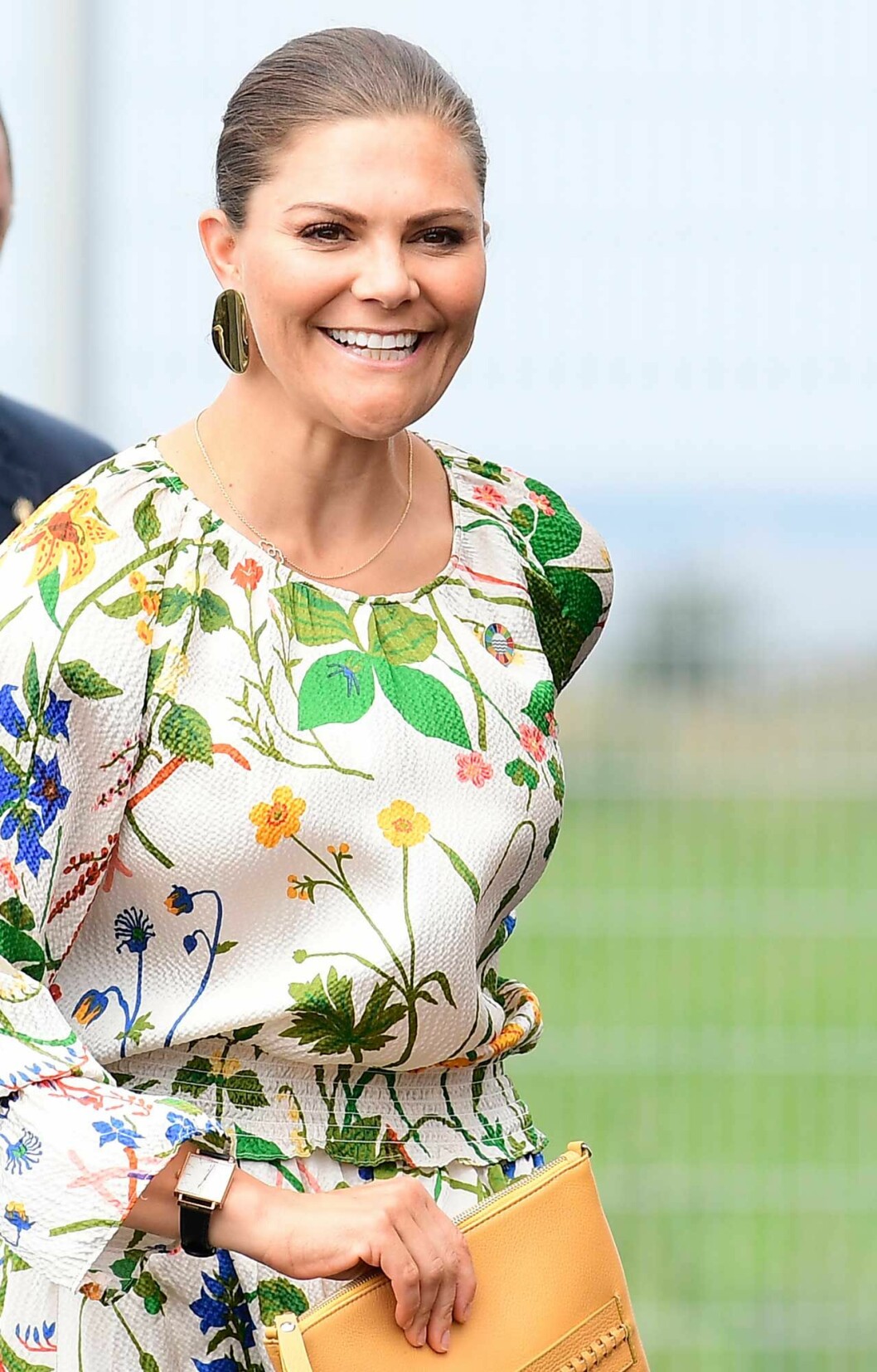 Snart på väg till Oslo. Kronprinsessan Victoria i blommig klänning från Rodebjer.