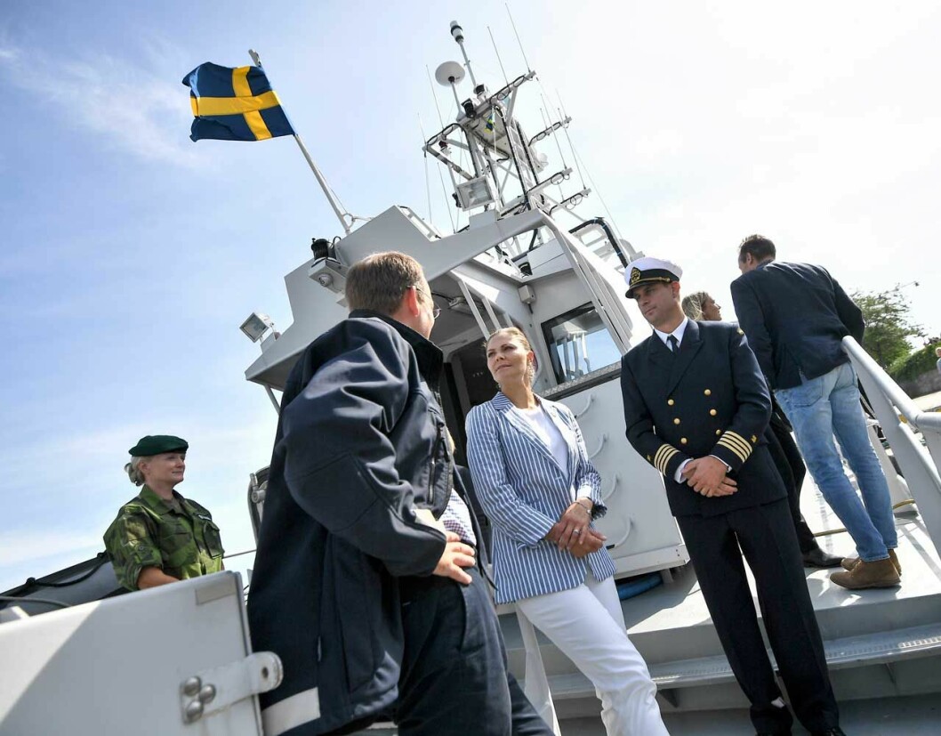 På väg ut för att samla in spökgarn. Kronprinsessan på väg ut för att samla in spökgarn.