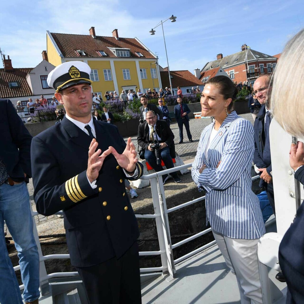Ombord på Kustbevakningens fartyg. Kronprinsessan ombord på Kustbevakningens fartyg.