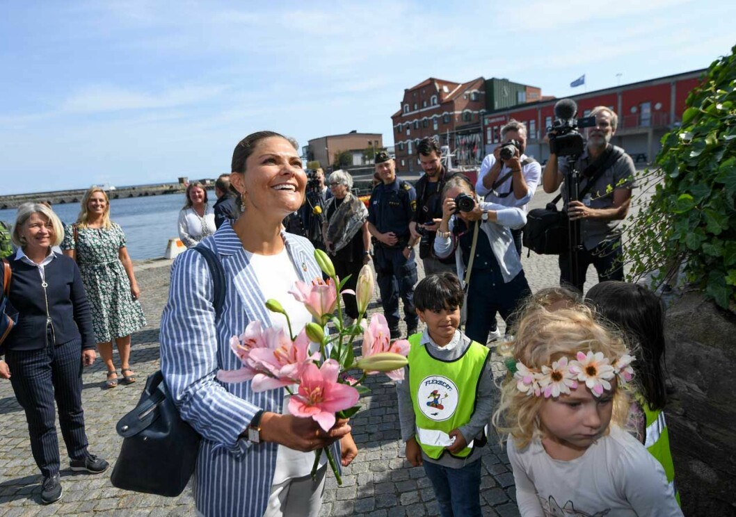 Kronprinsessan Victoria träffar barn i Simrishamn.