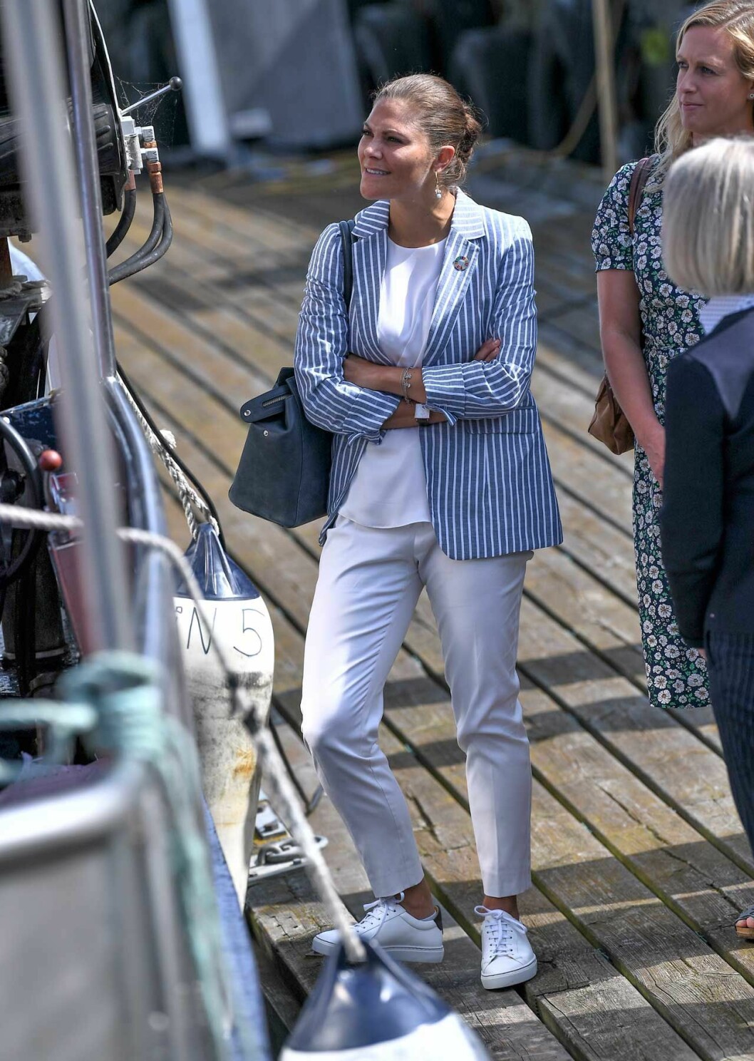 Blått och vitt, helt rätt färger i dag! Kronprinsessan Victoria i marin look.