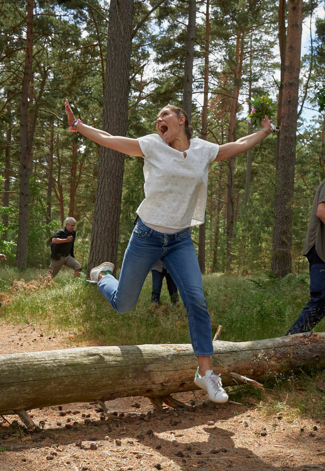 Victoria spexade och skojade samtidigt som hon hoppade över stocken. Victoria spexade och skojade samtidigt som hon hoppade över stocken.