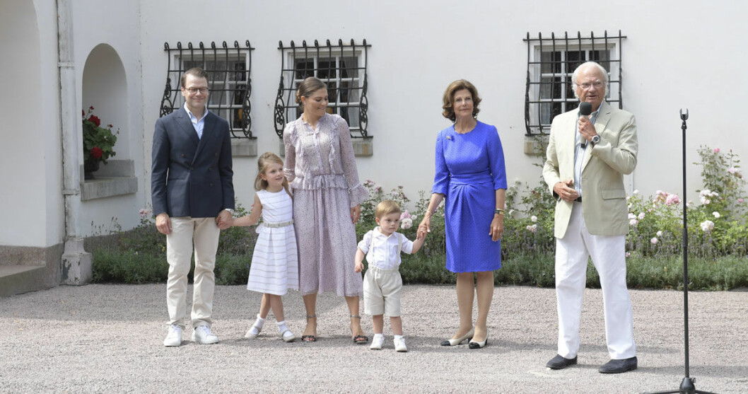 Kronprinsessfamiljen och kungaparet utanför Sollidens slott under Victoriadagen. Kronprinsessfamiljen och kungaparet utanför Sollidens slott under Victoriadagen.