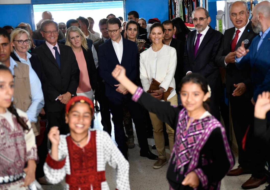 Så mycket livsglädje i flyktinglägret – trots allt. Och det är med svenskt bistånd som FN-organet UNRWA lyckas driva skolan vidare. Kronprinsessan Victoria och prins Daniel besöker flyktinglägret Baqaa utanför Amman i Jordanien. Det är med svenskt bistånd som FN-organet UNRWA lyckas driva skolan vidare.