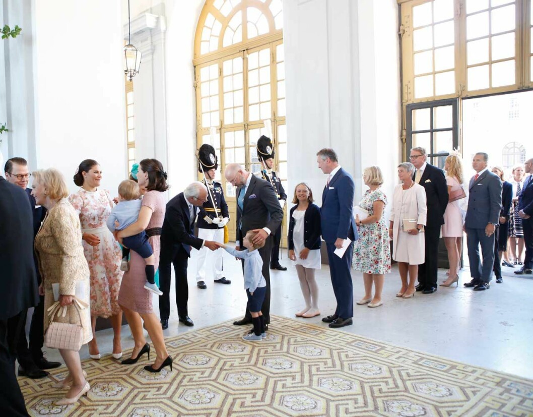 Efter ceremonin i Slottskyrkan väntade hälsningsceremonin… Kronprinsessan Victorias 40-årsfirande 14 juli 2017.