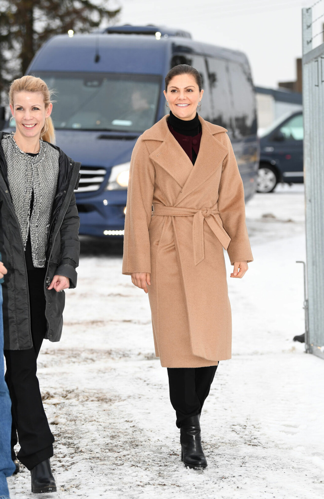 Kronprinsessan Victoria i beige kappa från Max Mara. Kronprinsessan Victoria i beige kappa