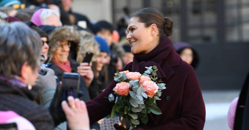Namnsdagsbarnet på borggården med sina gratulanter. Victorias namnsdag 2019