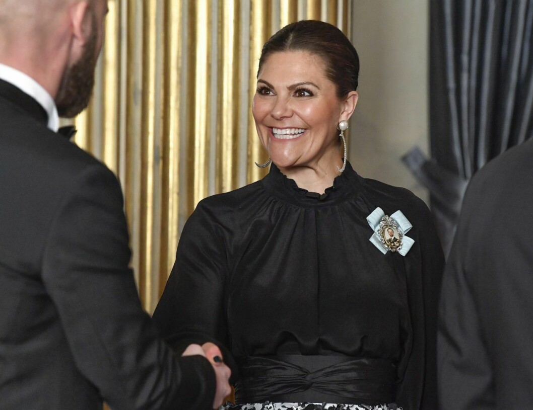 Victoria i svart blus
