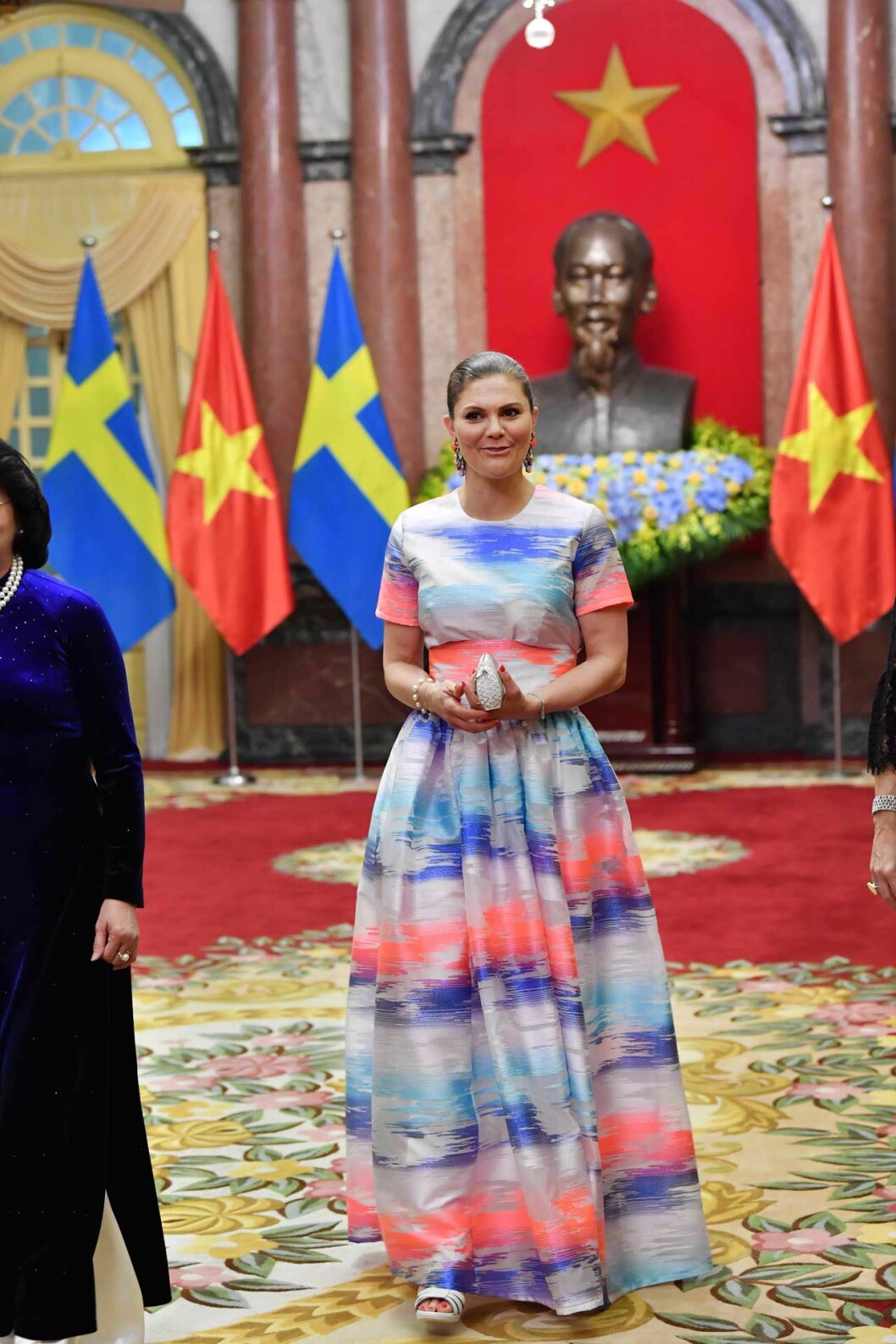Kronprinsessan Victoria vid gårdagens middag – iklädd svensk design. Victoria i Vietnam